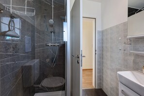 Douche, sèche-cheveux, serviettes fournies