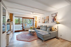 Een televisie, een dvd-speler en een tafeltennistafel