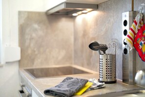 Een koelkast, een magnetron, een oven, een kookplaat