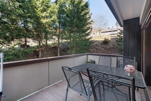 A balcony with a table and chairs, surrounded by trees. - Apartment '101 Luisa' with Mountain View, Balcony and Wi-Fi (Schönwald im Schwarzwald)