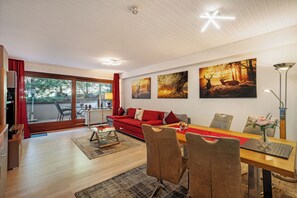 Fernseher, Tischtennisplatte, Stereoanlage