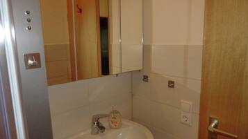 Dusche, Haartrockner, Handtücher