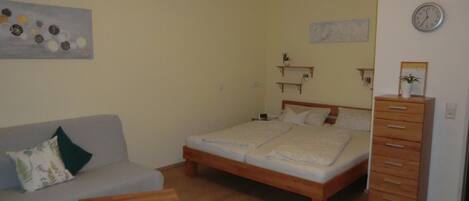 Silitysrauta/-lauta, ilmainen Wi-Fi, vuodevaatteet