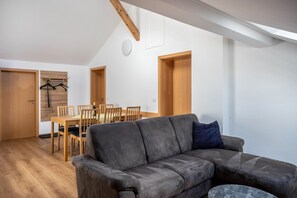 TV - Apartment 'Bergjuchzga' with Shared Terrace, Shared Garden and Wi-Fi (Schwangau)