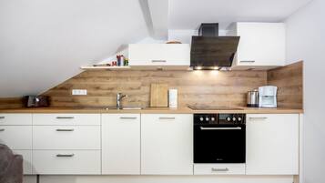 Wasserkocher mit Kaffee-/Teezubehör, Kühlschrank, Ofen, Herdplatte