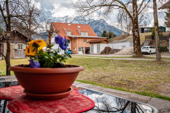 Outdoor dining - Apartment 'Bergjuchzga' with Shared Terrace, Shared Garden and Wi-Fi (Schwangau)