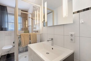 Shower, hair dryer - Apartment 'Ferienwohnung Riedel' with Balcony and Wi-Fi (Sundern (Sauerland))