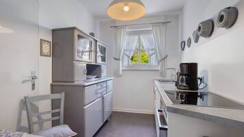 Refrigerador, horno, placa de cocina, cafetera/tetera
