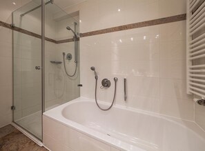 Dusche, Haartrockner, HandtĂŒcher