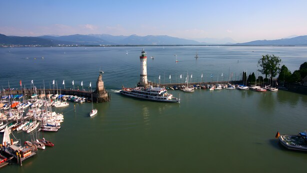 A harbor with boats, a lighthouse, and a pier. - Apartment 'Kaufmannshaus' with Wi-Fi (Lindau am Bodensee)