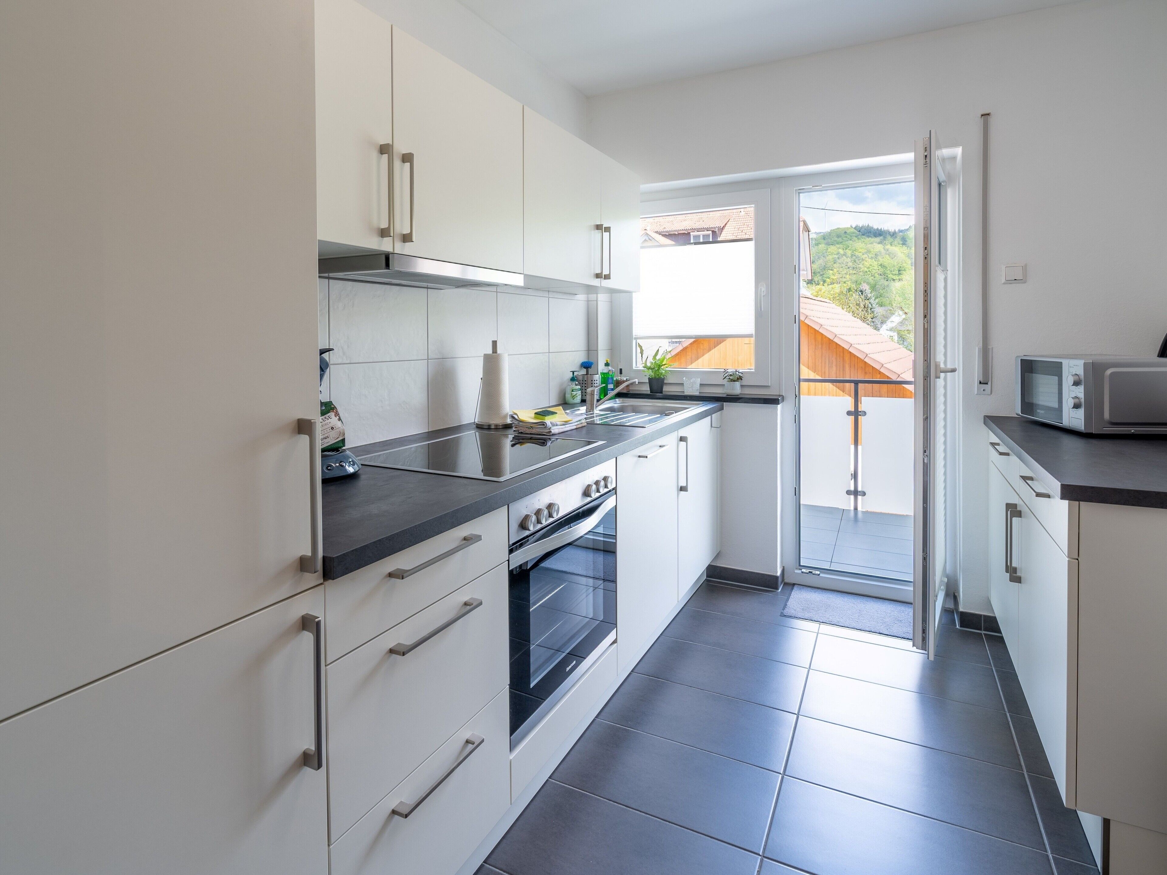 Frigorifero, microonde, forno, piano cottura