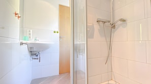 Een douche, een haardroger, handdoeken