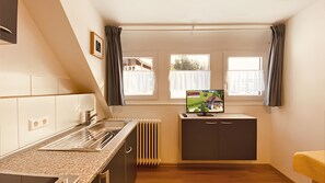 Kühlschrank, Mikrowelle, Herdplatte, Wasserkocher mit Kaffee-/Teezubehör