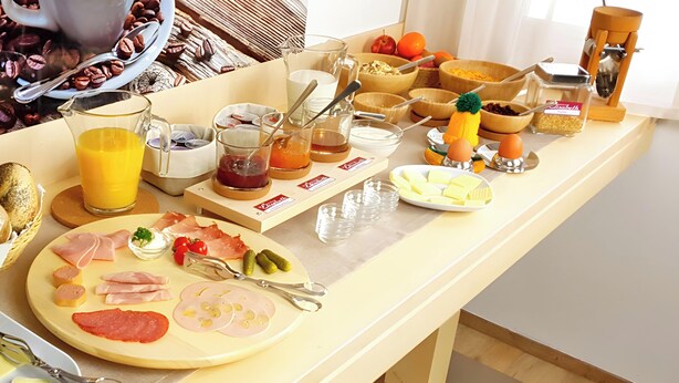 Een ontbijtbuffet met verschillende gerechten en toevoegingen.
