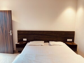 3 bedrooms, iron/ironing board, WiFi, bed sheets - Charming 3-Bedroom Villa By Sun N Shade Homes Near Delhi Airport (New Delhi)