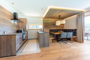 Kylskåp, ugn, diskmaskin och kaffe- och tebryggare