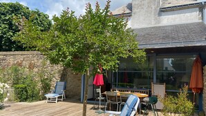 Outdoor dining - Croix du Sud - cosy town centre house (La Trinité-sur-Mer)