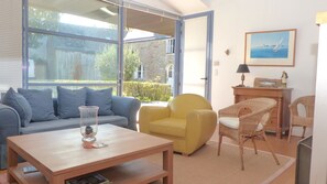 Fernseher, Kamin, Bücher