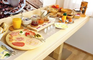 Een ontbijtbuffet met verschillende gerechten en toevoegingen.