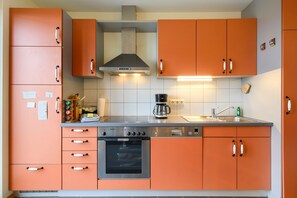 Frigorífico, microondas, horno y placa de cocina