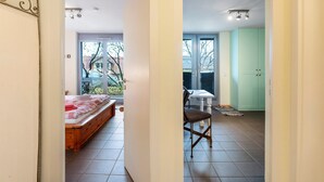 Une chambre à coucher avec un lit, une chaise et une table.