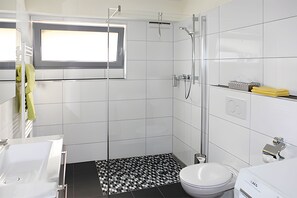 Douche, séchoir à cheveux, serviettes fournies