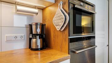 KĂŒhlschrank, Mikrowelle, Ofen, Herdplatte