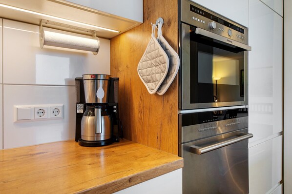 Frigorífico, microondas, horno y placa de cocina