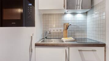 Kühlschrank, Mikrowelle, Herdplatte, Geschirrspüler