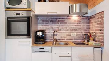 Kühlschrank, Mikrowelle, Ofen, Herdplatte