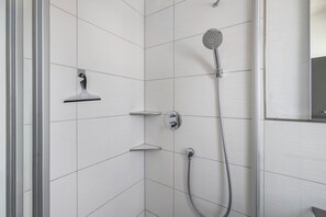 Een douche, een haardroger, handdoeken