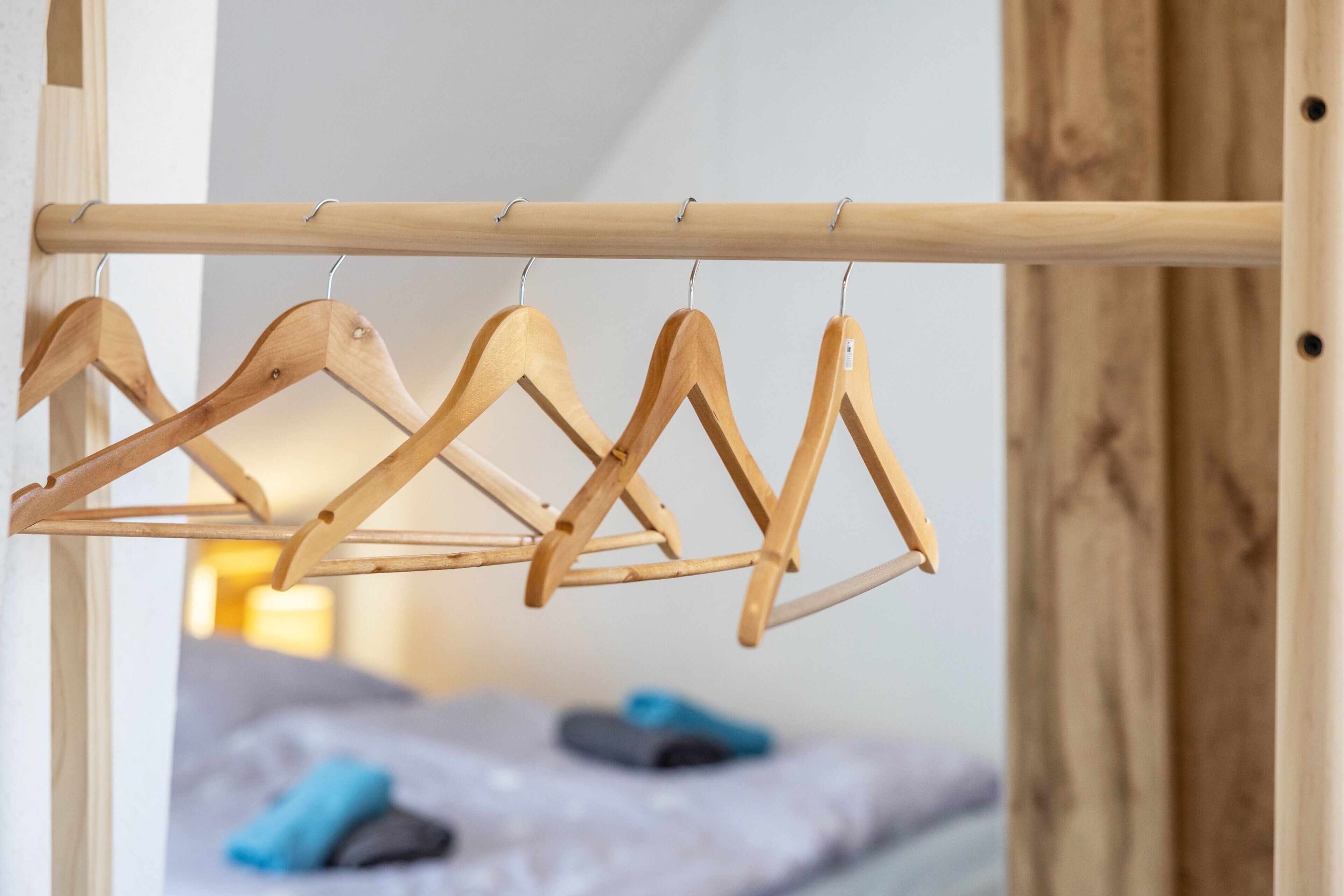Een houten kledingrek met meerdere hangers.