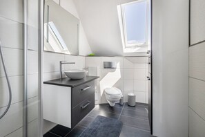 Shower, hair dryer, towels - Apartment 'Luna' with Mountain View, Wi-Fi, and Air Conditioning (Bindlach)