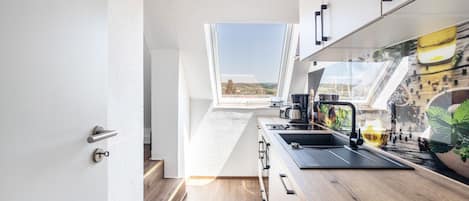 Een koelkast, een microgolfoven, een oven, een kookplaat