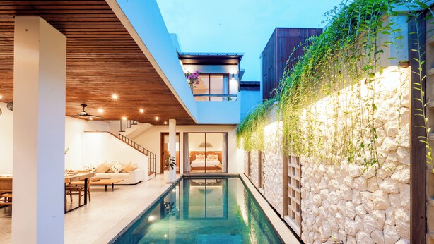 A modern house with a swimming pool, a staircase, and a balcony with plants. - Villa Casanaya Pererenan Canggu (Canggu)