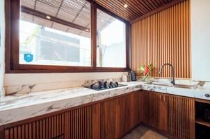 Refrigerador con freezer, microondas, placa de cocina