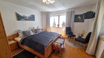 3 bedrooms, iron/ironing board, travel crib, free WiFi