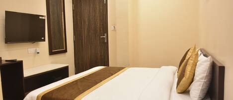 Deluxe Double Room | Desk, iron/ironing board, free WiFi