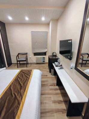 Deluxe Double Room | Desk, iron/ironing board, free WiFi - Puri Inn (Varanasi)