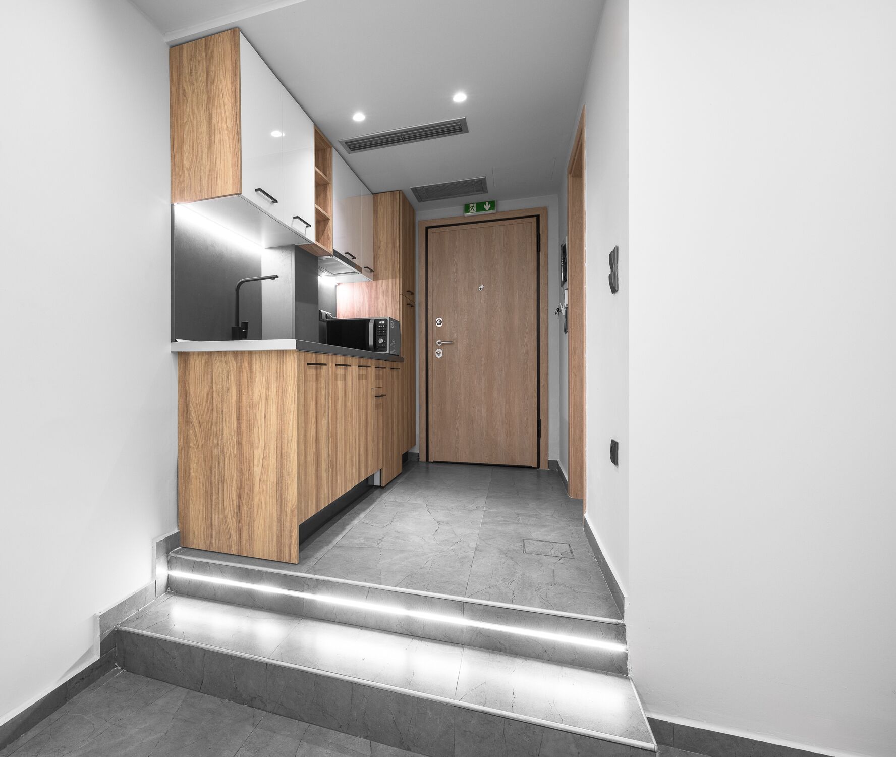 Frigobar, microondas, placa de cocina