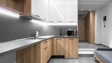 Studio | Dapur pribadi | Lemari es kecil, microwave, dan kompor