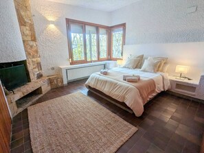 7 chambres, bureau, fer et planche Ă repasser, lit parapluie