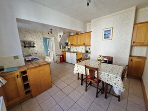 Dining - Family Cottage with Castle View, short walk into Conwy Town. (Conwy)