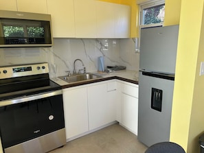 Micro-ondes, four, plaque de cuisson, cafetière/bouilloire