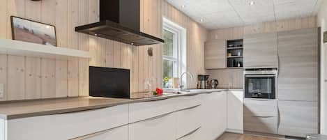 Fridge, microwave, dishwasher, cookware/dishes/utensils