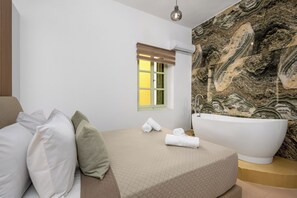 1 bedroom, iron/ironing board, travel crib, free WiFi - Agkyra Studio in port of Symi (Simi)