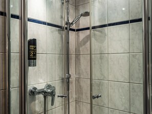Kamar Double | Kamar mandi | Shower, perlengkapan mandi gratis, pengering rambut, dan handuk