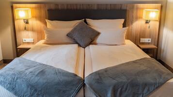 Habitación doble | Ropa de cama hipoalergénica, caja fuerte, escritorio