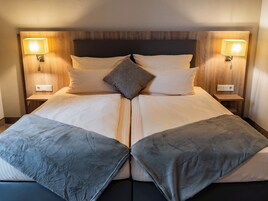 Ropa de cama hipoalergénica y caja de seguridad en la habitación 