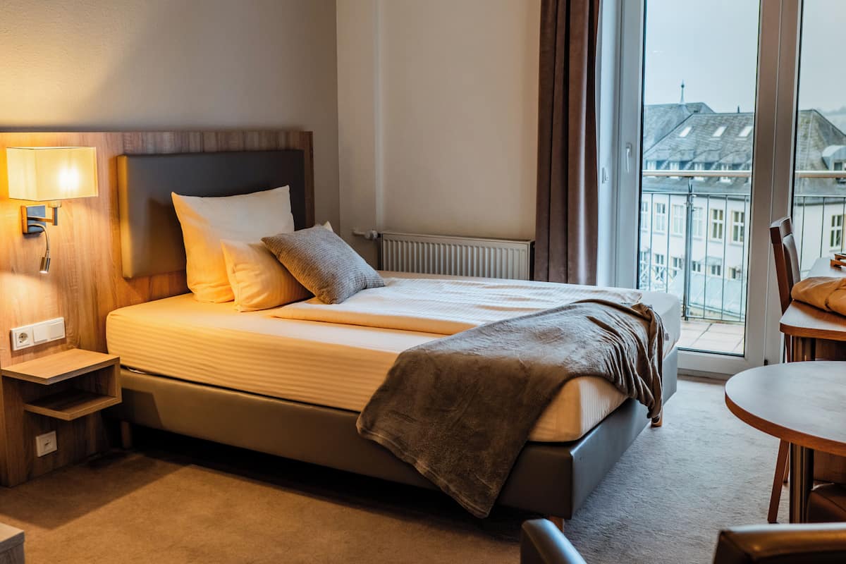 Single Room | Hypo-allergenic bedding, in-room safe, desk, laptop workspace